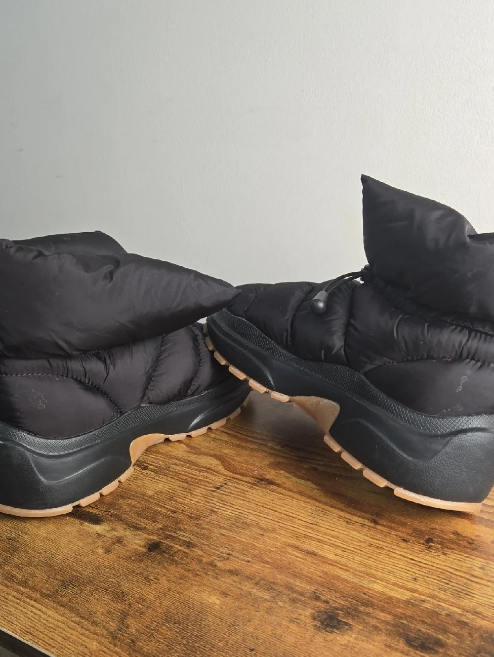 H&M Black Patted Gum-Soled Puffer Slip-On Ankle Booties Sz 39 / 8.5 Retired